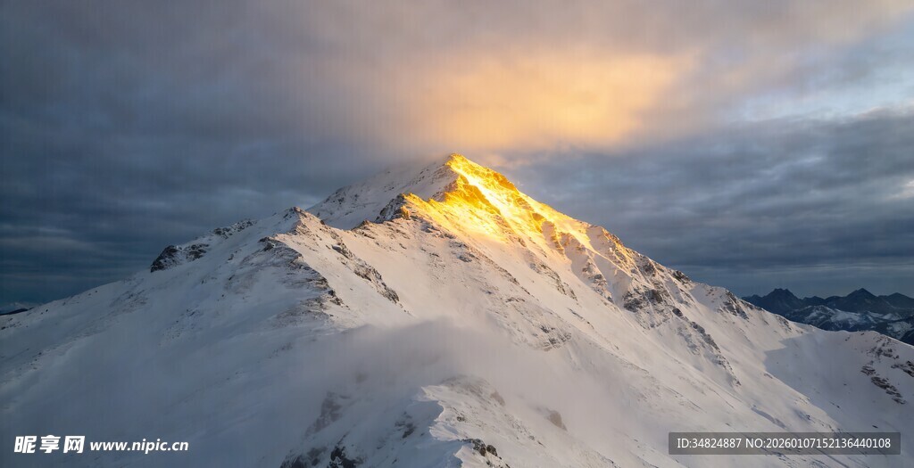 雪山之巅的金色光辉