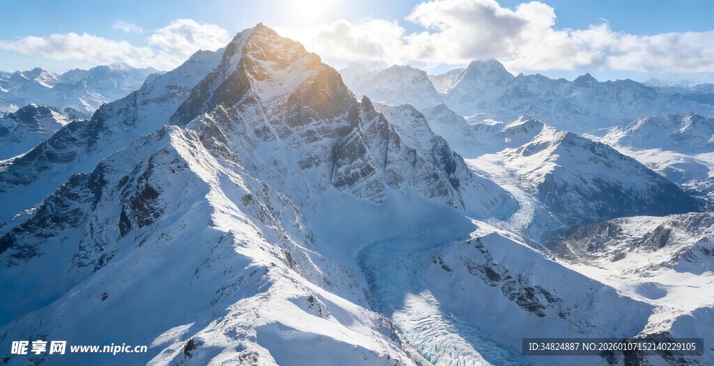 壮丽雪山阳光照耀之景
