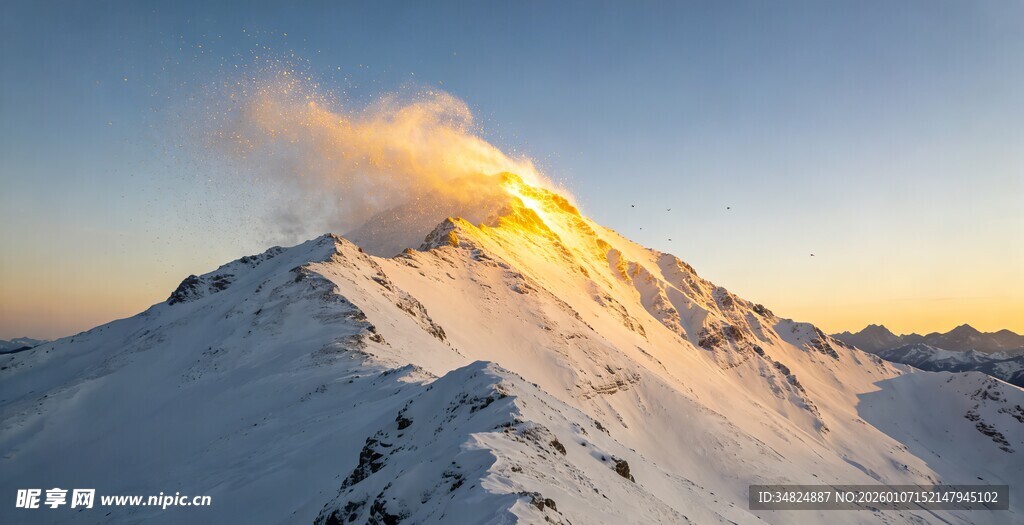 雪山日出壮丽美景