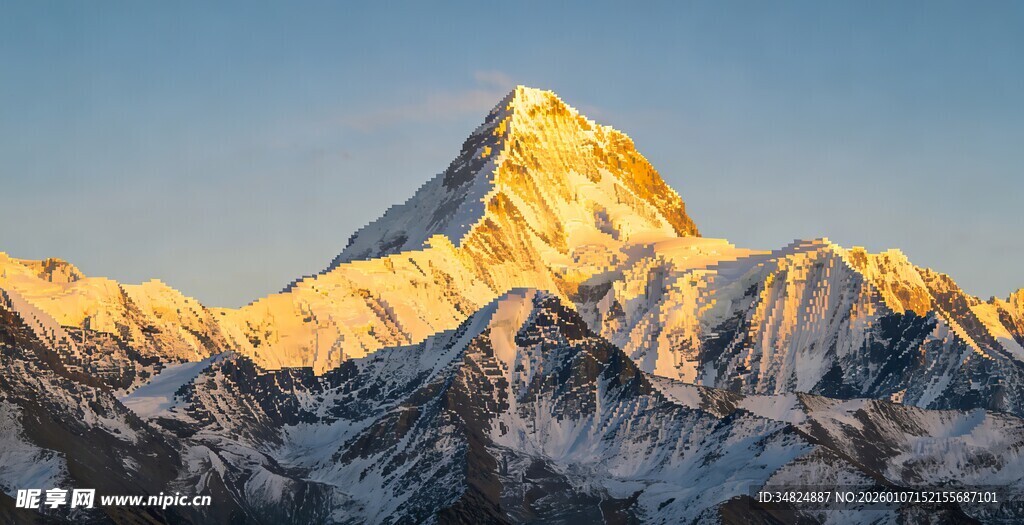 日照金山的壮丽雪山景观