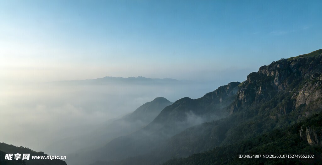 山峦云海间的壮美风光