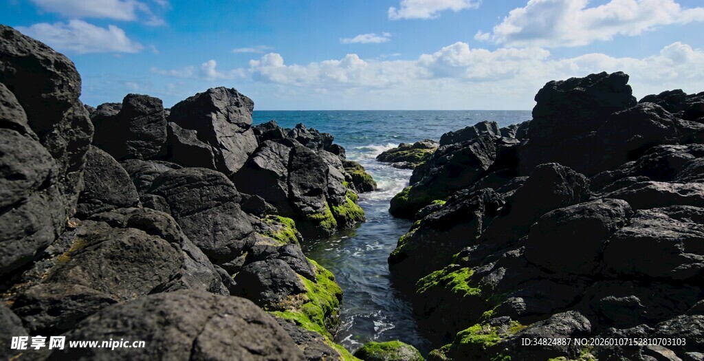 海边嶙峋礁石与潺潺细流