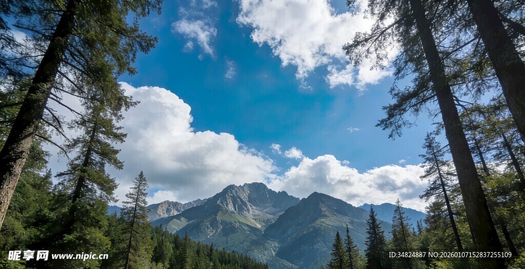山林间的壮美蓝天与远山