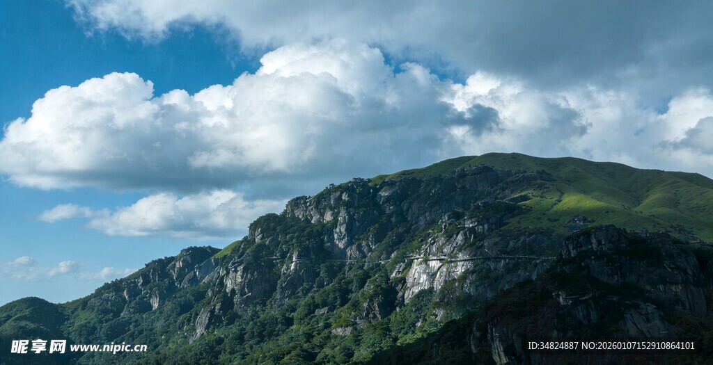 壮丽山景与蓝天白云