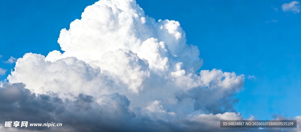 蓝天中的蓬松白云