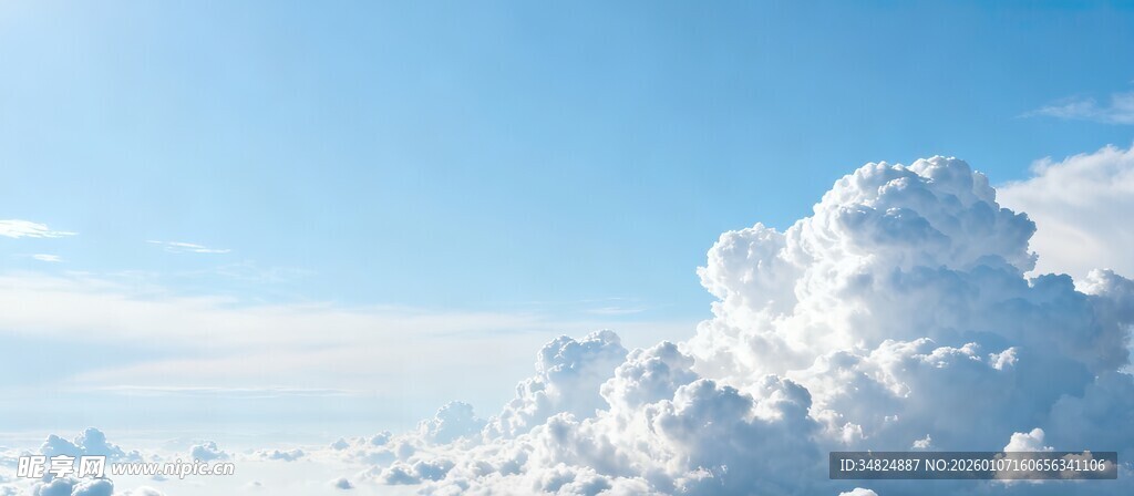 蓝天之上的蓬松云朵
