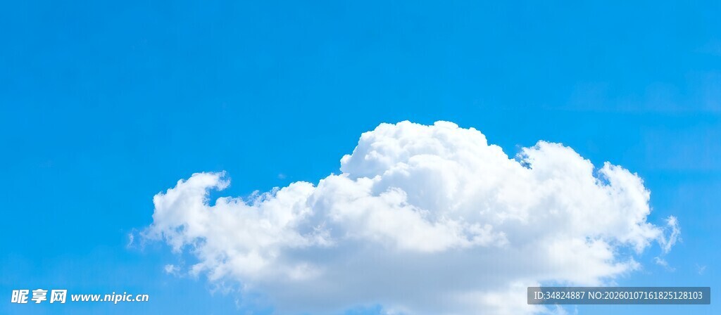 蓝天下的蓬松白云