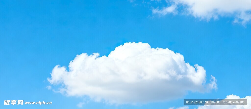 蓝天中的蓬松白云