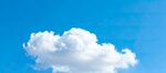 蓝天下的蓬松白云