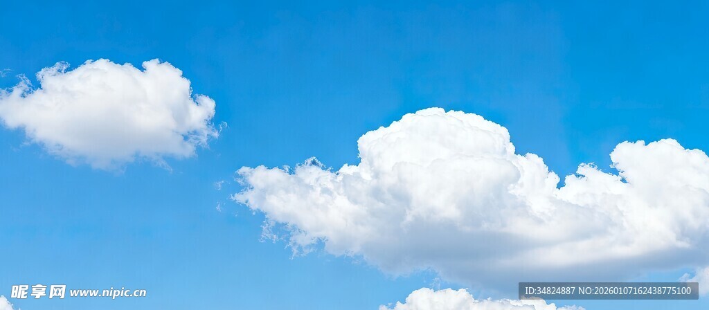 蓝天中的蓬松白云