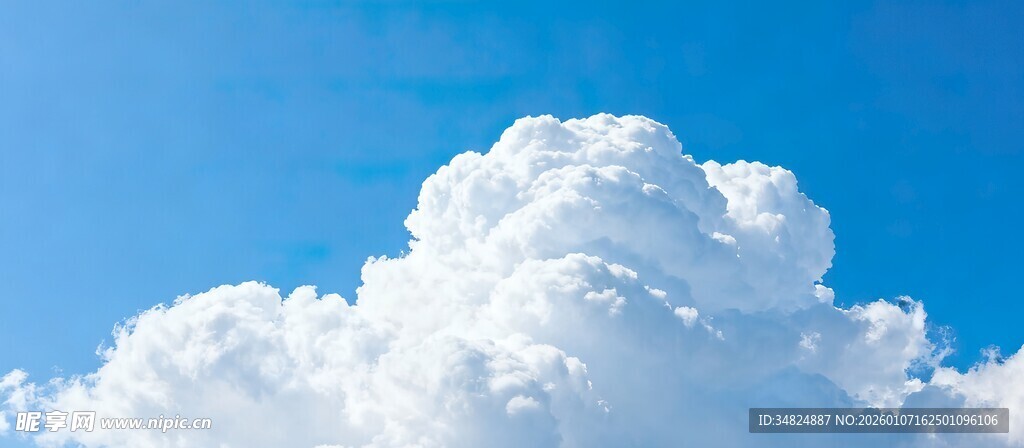 蓝天中的蓬松白云