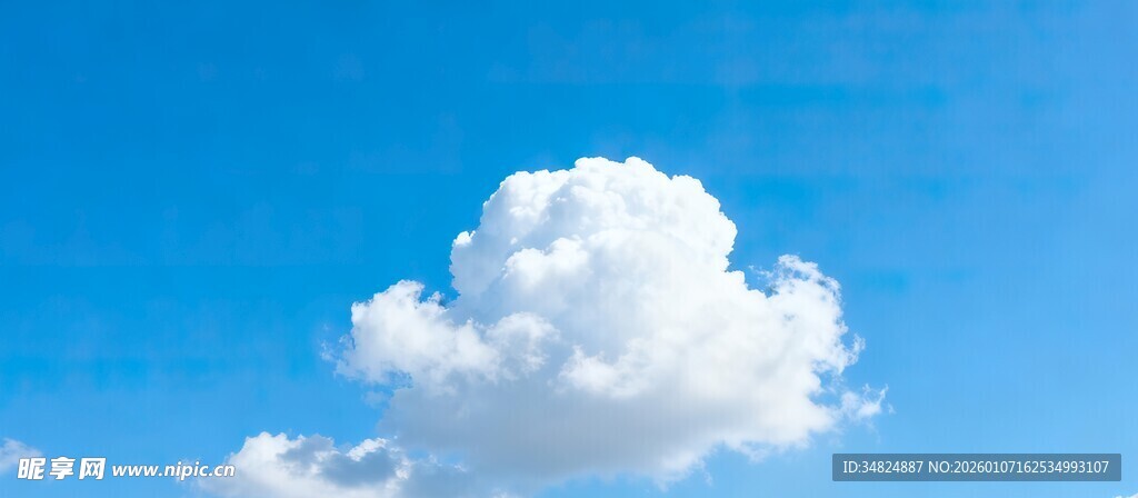 蓝天下的蓬松白云