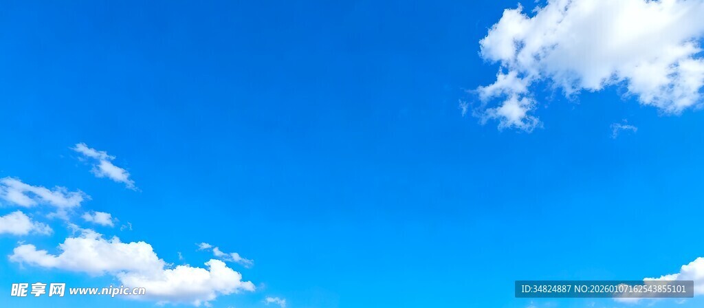晴朗蓝天飘着蓬松白云