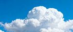 蓝天下的蓬松白云
