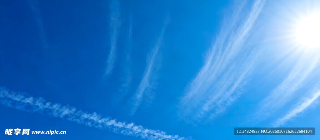 晴朗蓝天阳光与云丝交织