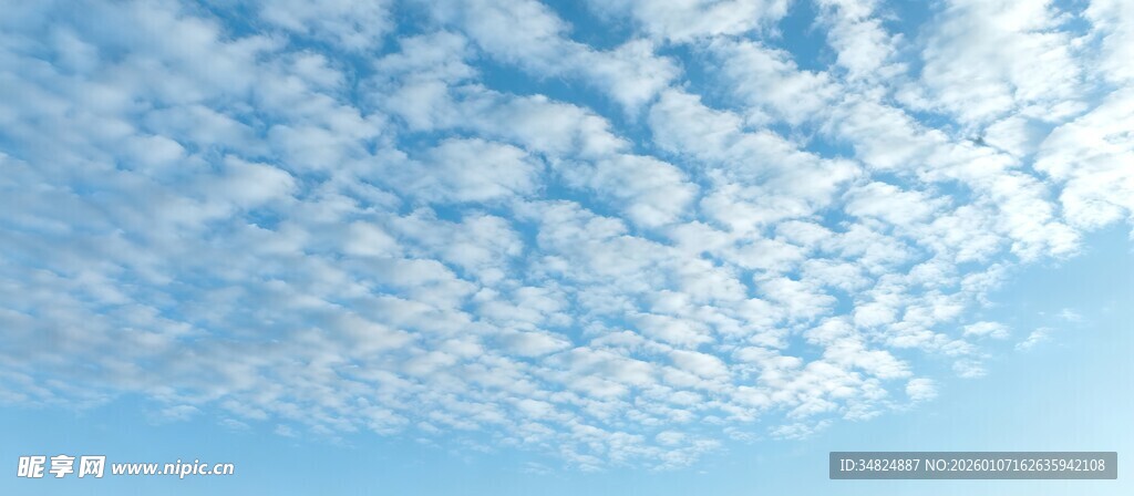晴朗蓝天中的絮状云朵