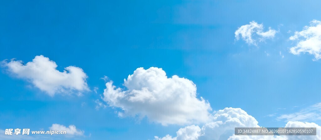 晴朗蓝天飘着朵朵白云