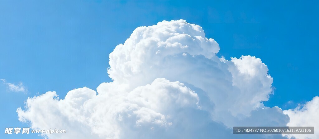 蓝天下的蓬松白云