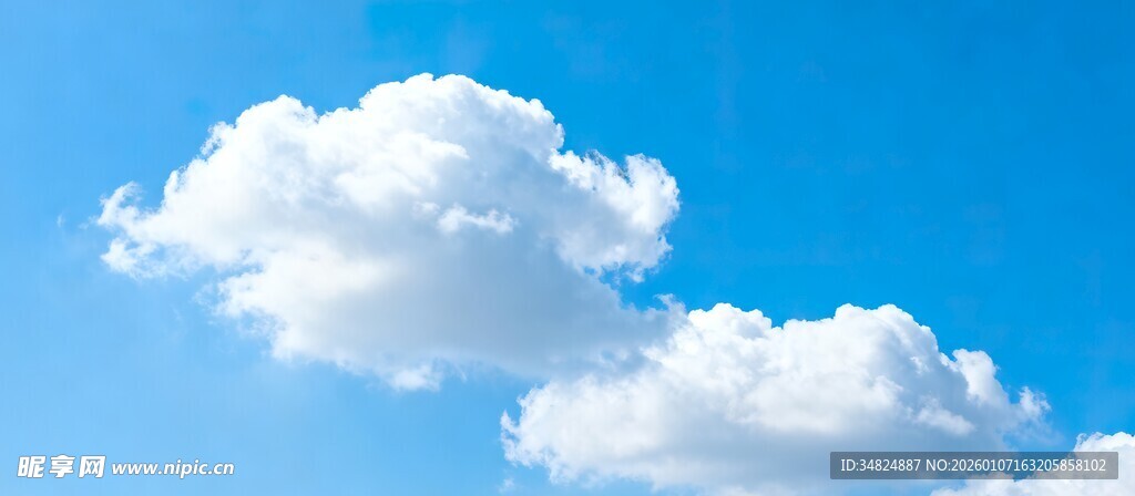 蓝天中的蓬松白云