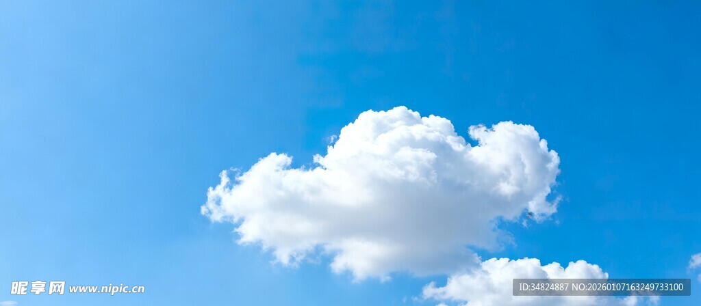 蓝天中的洁白云朵