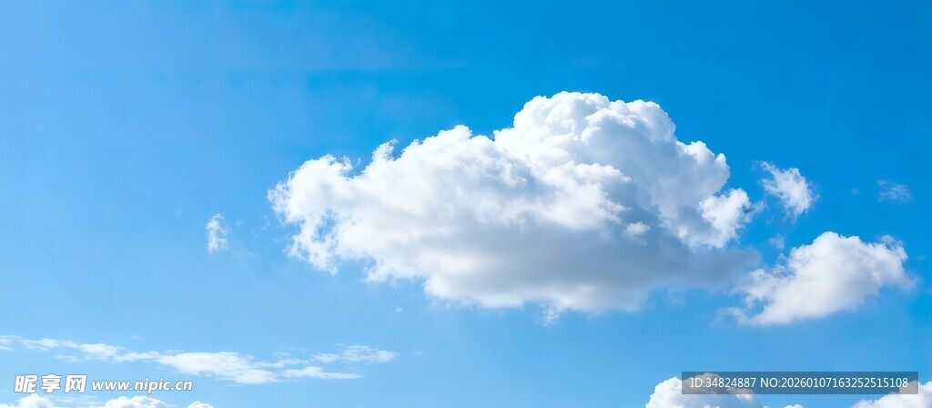 晴朗蓝天中的蓬松白云