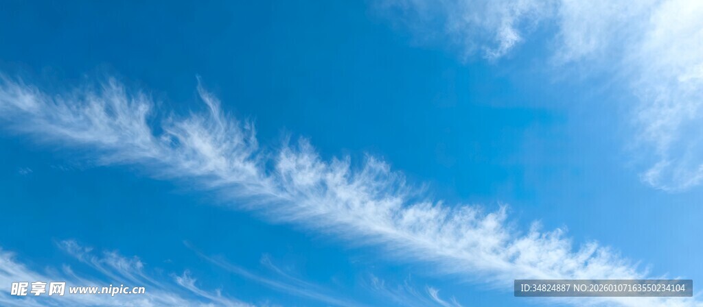 蓝天飘絮状白云