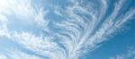 蓝天下的曼妙卷云