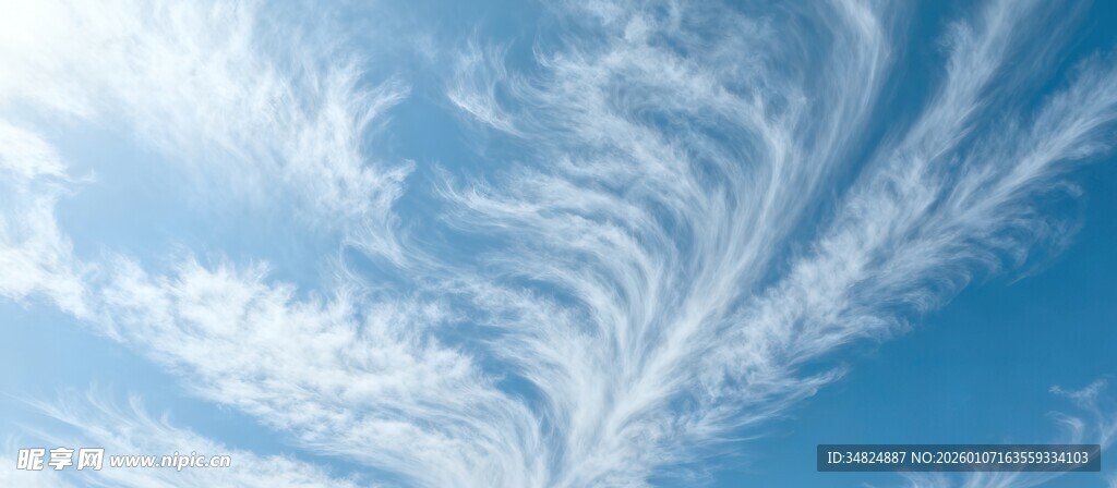 蓝天下的曼妙卷云