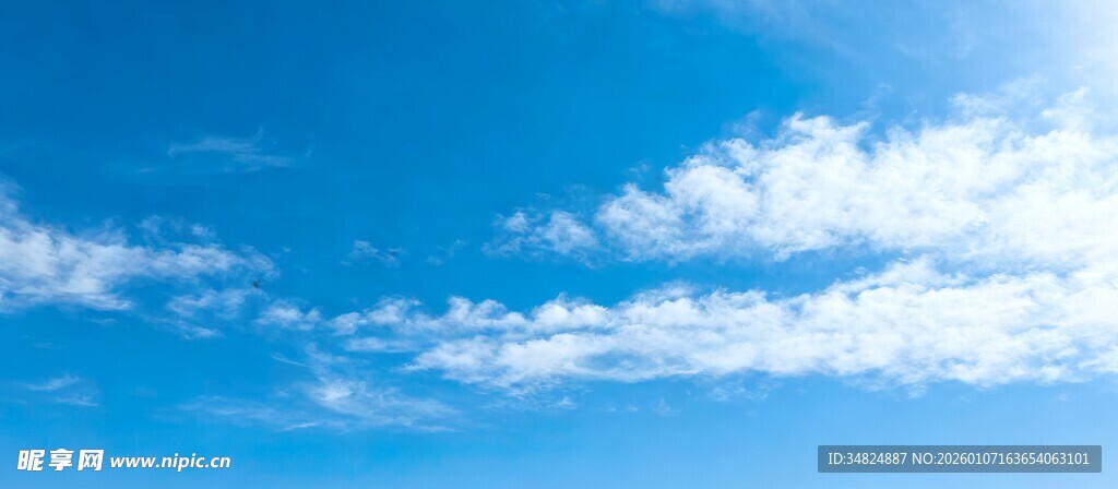 晴朗蓝天飘着几朵白云