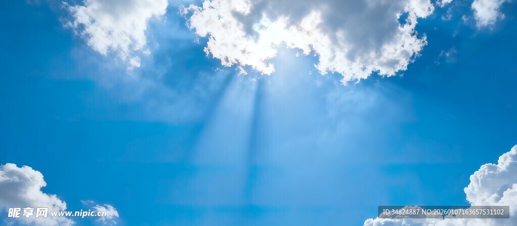 晴朗蓝天阳光穿透云朵