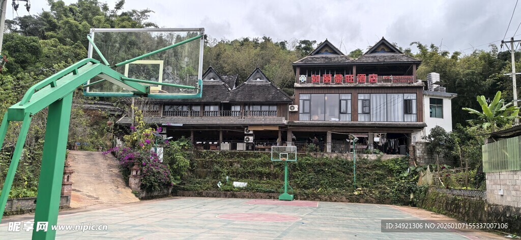 中式建筑旁的户外游乐设施