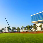 现代建筑旁的翠绿草坪