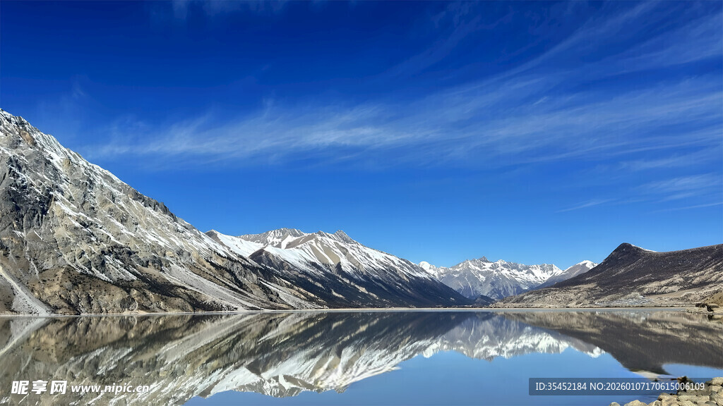 雪山湖泊