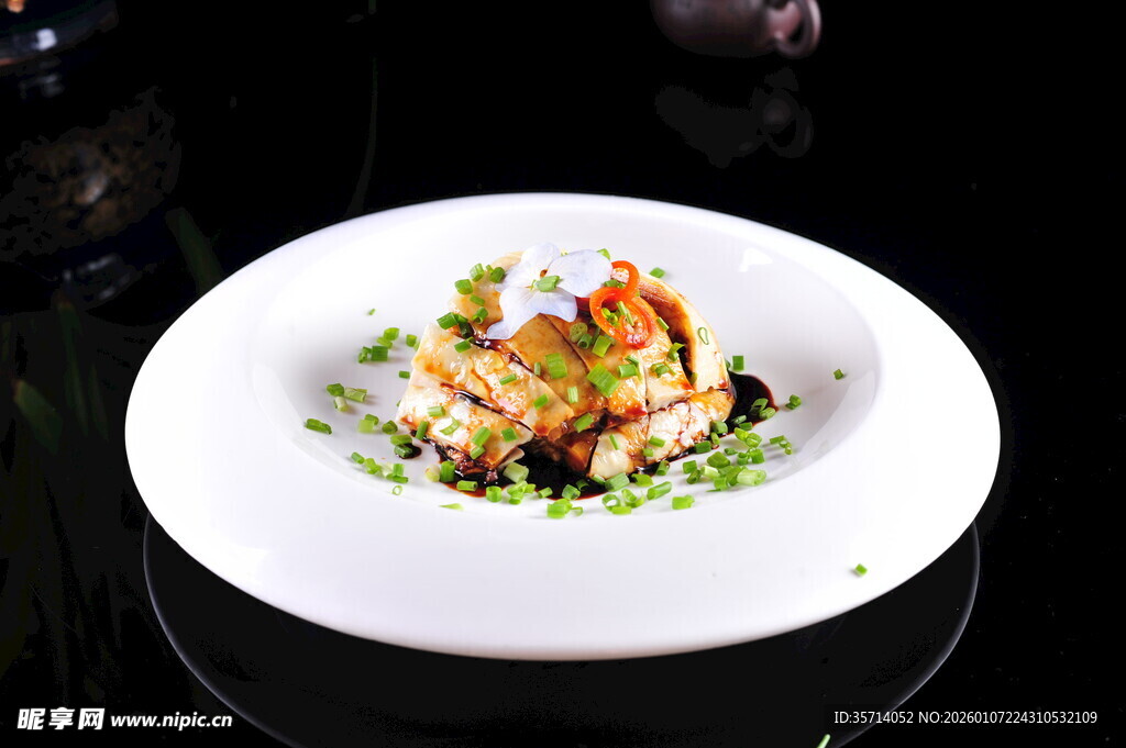 精致摆盘的美味虾仁菜肴