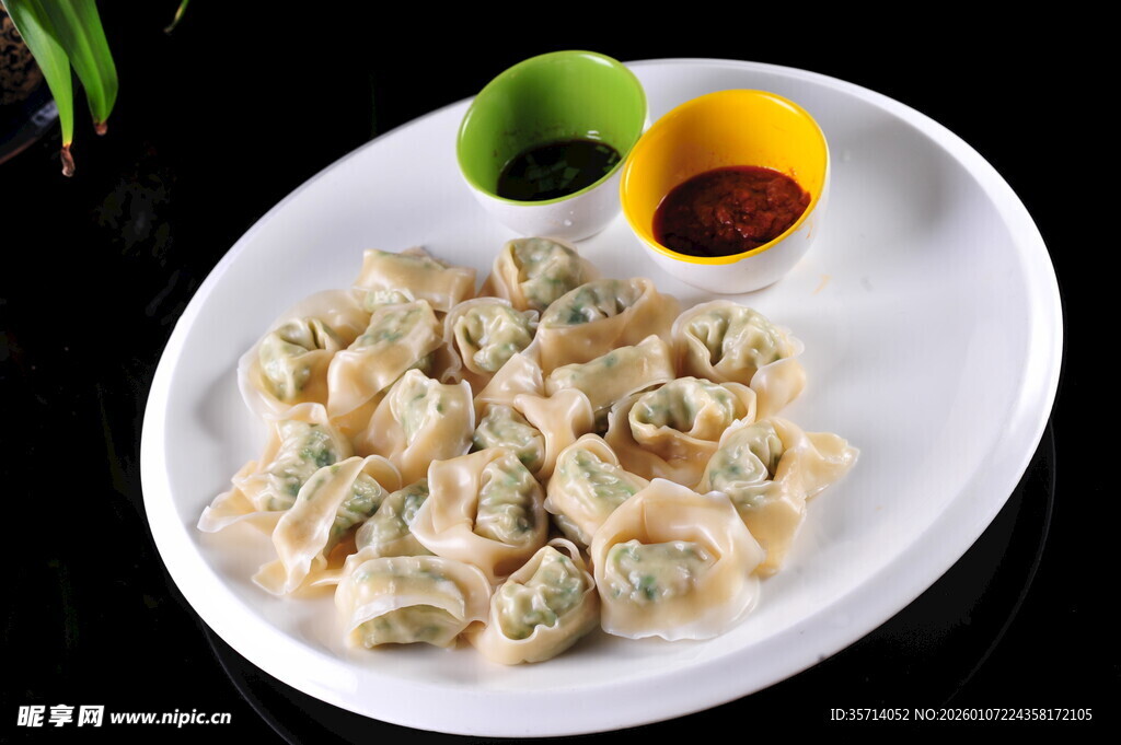 美味饺子配双色蘸料