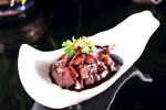 美味酱牛肉摆于精致白盘