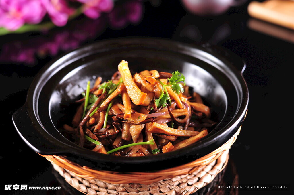 美味砂锅菌菇煲