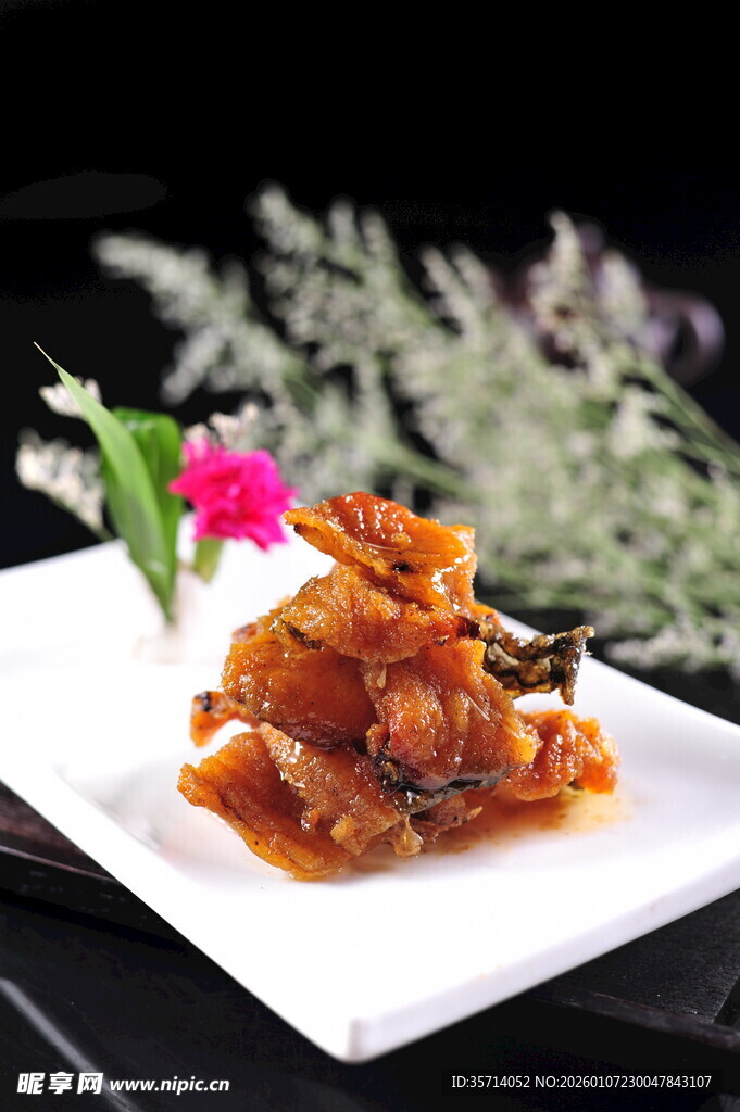 美味炸物摆于精致白盘上