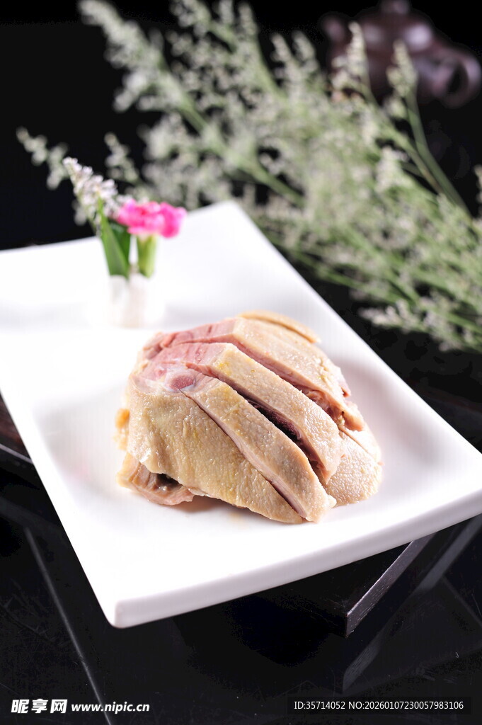 美味切片鸭肉摆盘展示