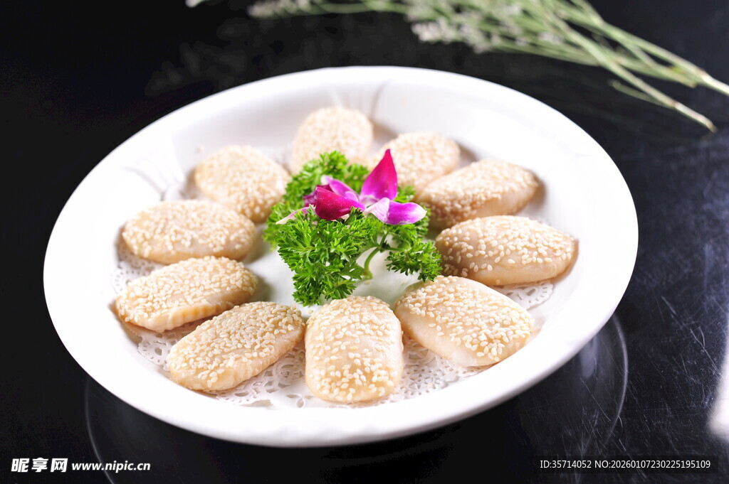 精致摆盘的美味糕点