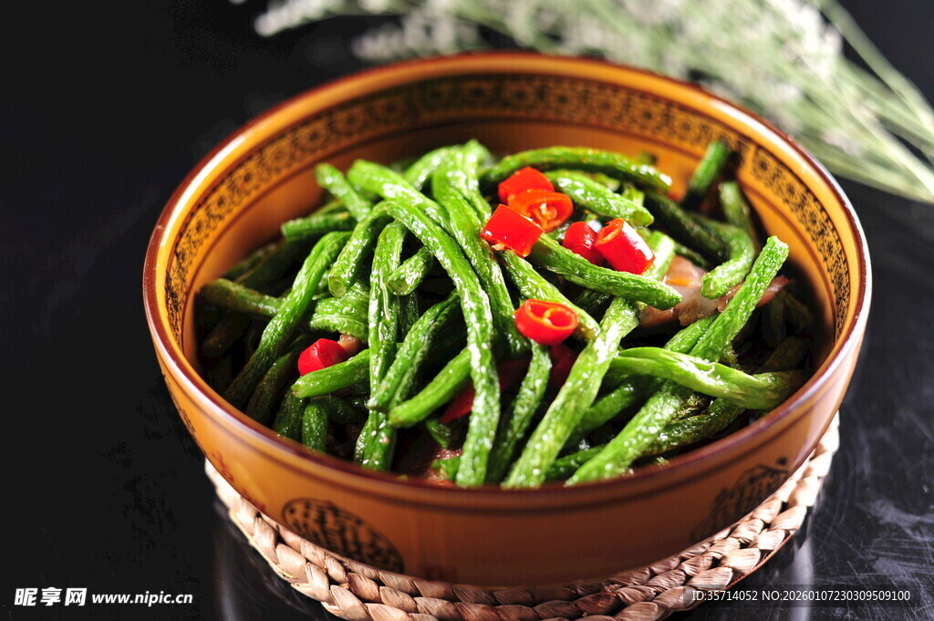 竹碗中的美味青豆角