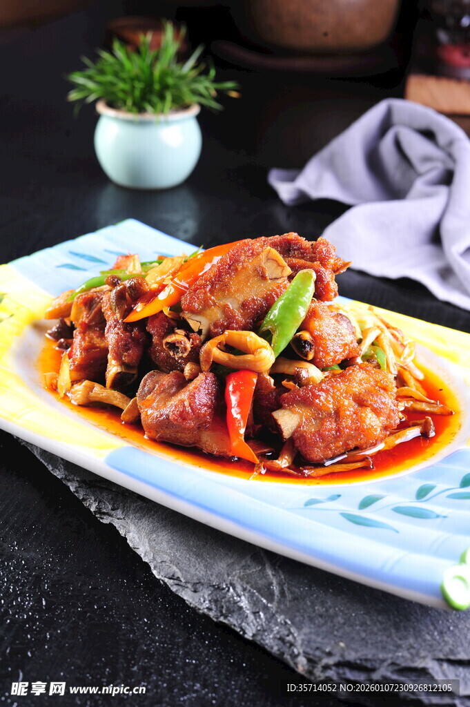 美味红烧排骨摆于盘中