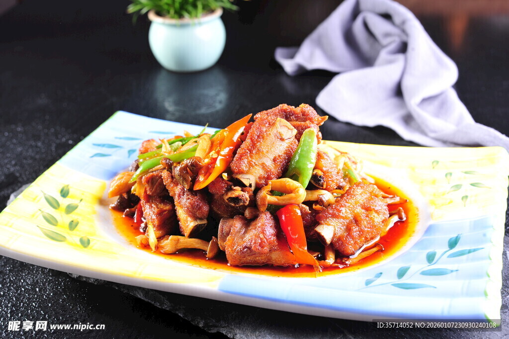 美味红烧排骨摆盘中