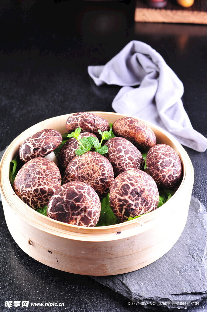 竹制蒸笼里的美味香菇包