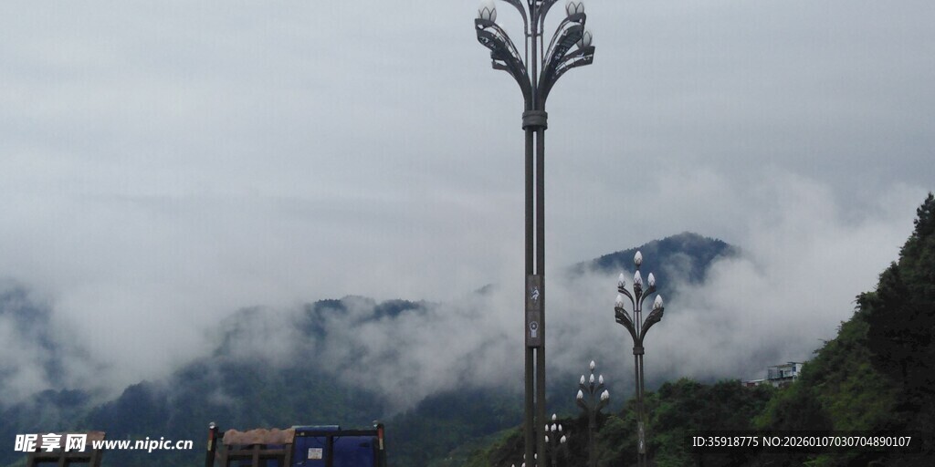 山间高耸的独特灯杆