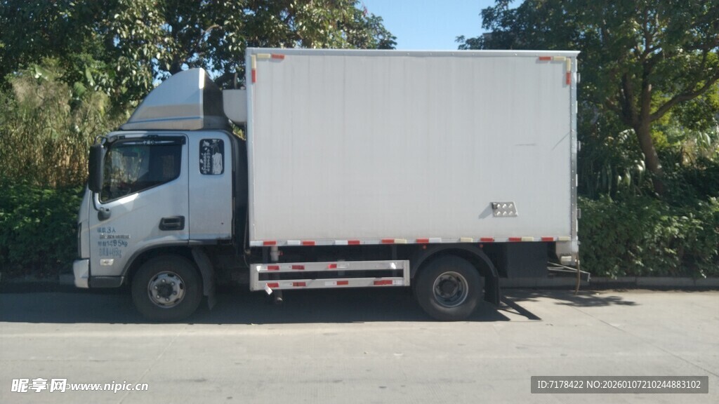 白色厢式货车广告效果图样机