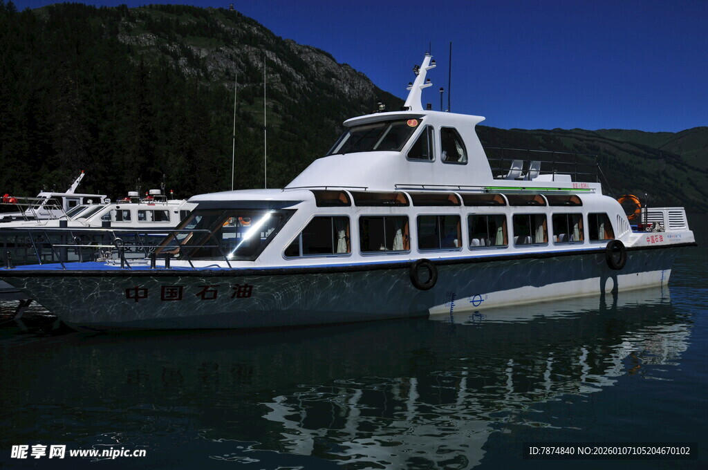 停泊在港湾的白色游艇