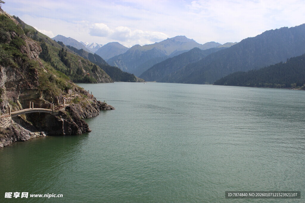 青山绿水间的宁静湖泊