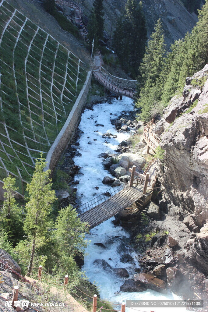 山间河流旁的绿色景致