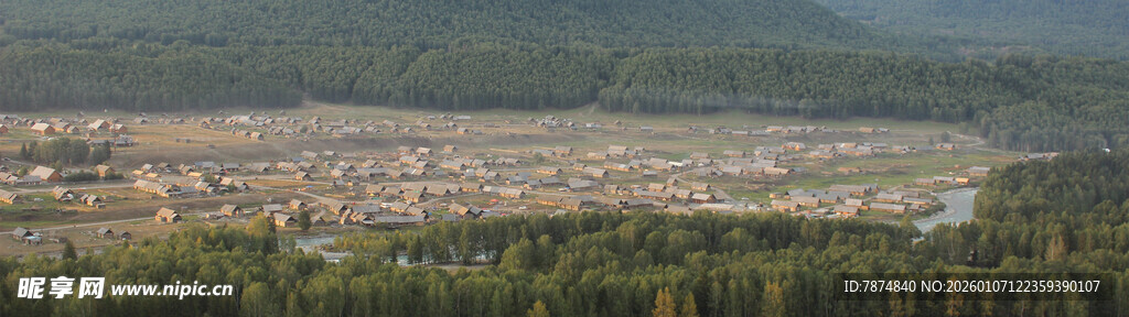 俯瞰山林环绕的城镇风光